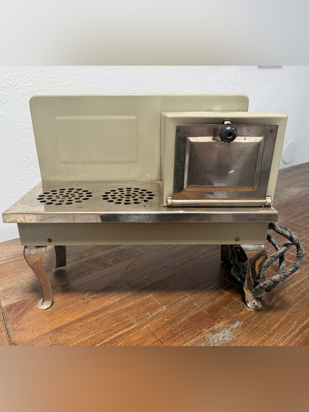 Vintage Small Metal Toy Stove - Beige and Silver
Electric 1920/30 Empire toys